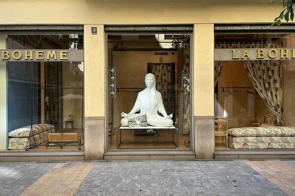 Uno de los 'ninot' de las Fallas en un escaparate de Valencia  - Sputnik Mundo