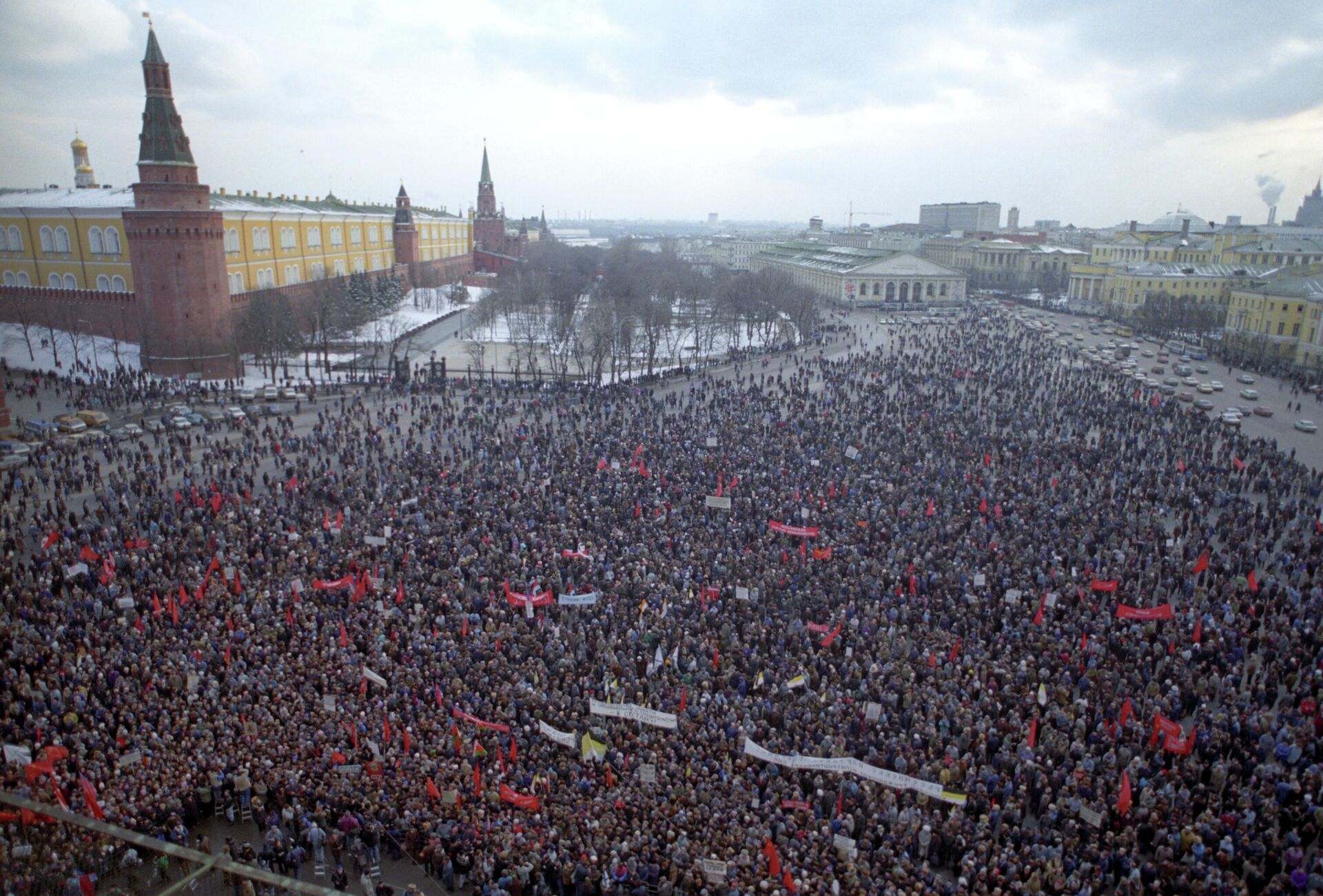 Mitin cerca del Kremlin en el primer aniversario del referéndum sobre la preservación de la URSS - Sputnik Mundo, 1920, 17.03.2021