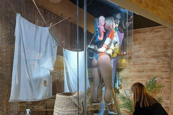 Uno de los 'ninot' de las Fallas en un escaparate de Valencia  - Sputnik Mundo