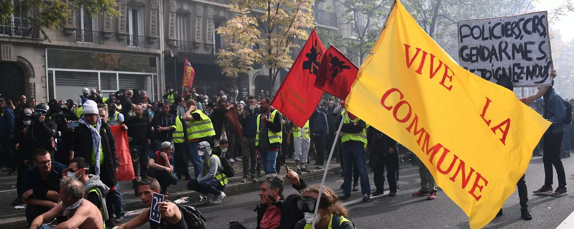 Una bandera con un lema que se refiere a la Comuna de París durante la Revolución Francesa Una bandera con un lema que se refiere a la Comuna de París durante la Revolución Francesa - Sputnik Mundo, 1920, 18.03.2021