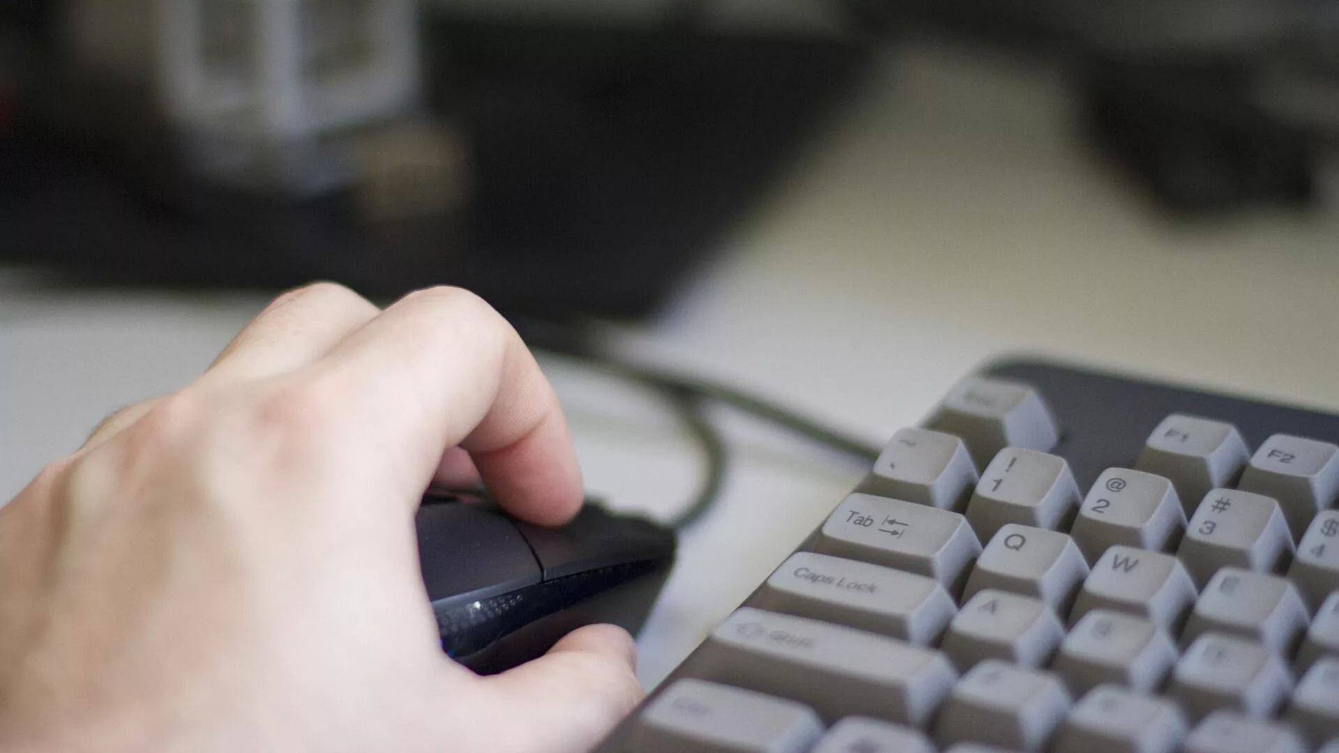 Mano sobre ratón de PC Mano sobre ratón de PC - Sputnik Mundo, 1920, 18.03.2021