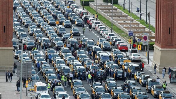 Una protesta de taxis de Barcelona por la vuelta de la plataforma Uber - Sputnik Mundo