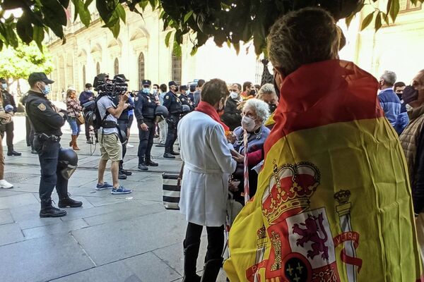 Cordón policial de acceso al no–mitin de VOX - Sputnik Mundo