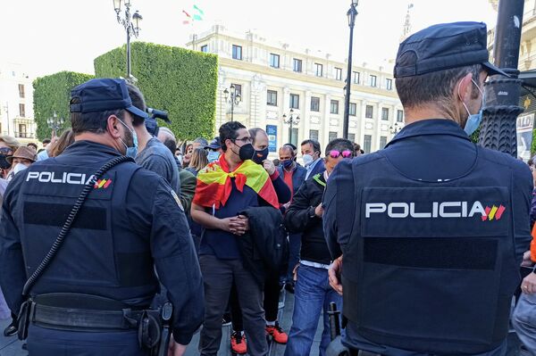 Cordón policial de acceso al no–mitin de VOX - Sputnik Mundo