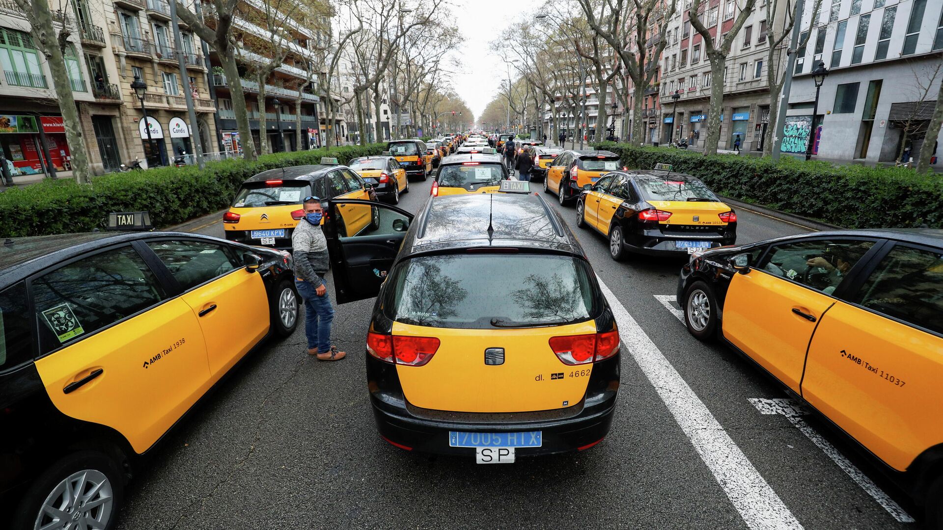 Los taxistas protestan contra el regreso de Uber a Barcelona, España Los taxistas protestan contra el regreso de Uber a Barcelona, España - Sputnik Mundo, 1920, 18.03.2021