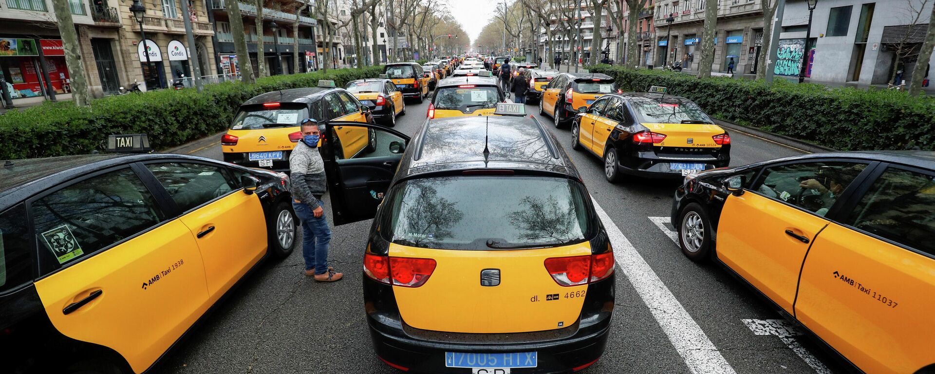 Los taxistas protestan contra el regreso de Uber a Barcelona, España - Sputnik Mundo, 1920, 18.03.2021