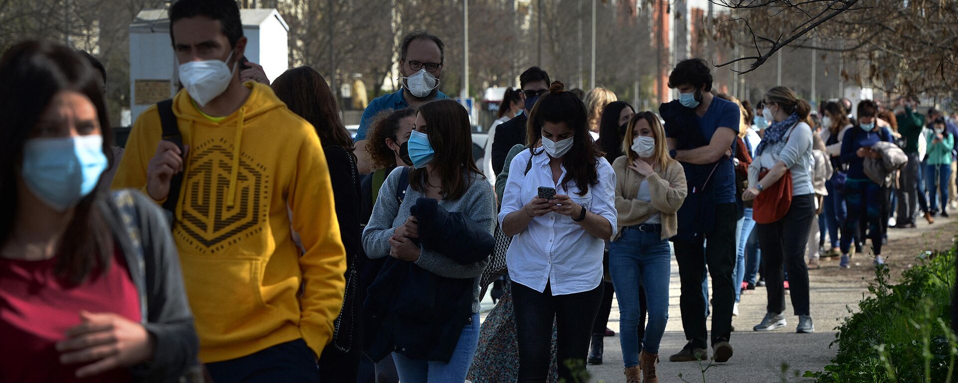 Docentes universitarios hacen cola para vacunarse en Sevilla - Sputnik Mundo, 1920, 23.03.2021