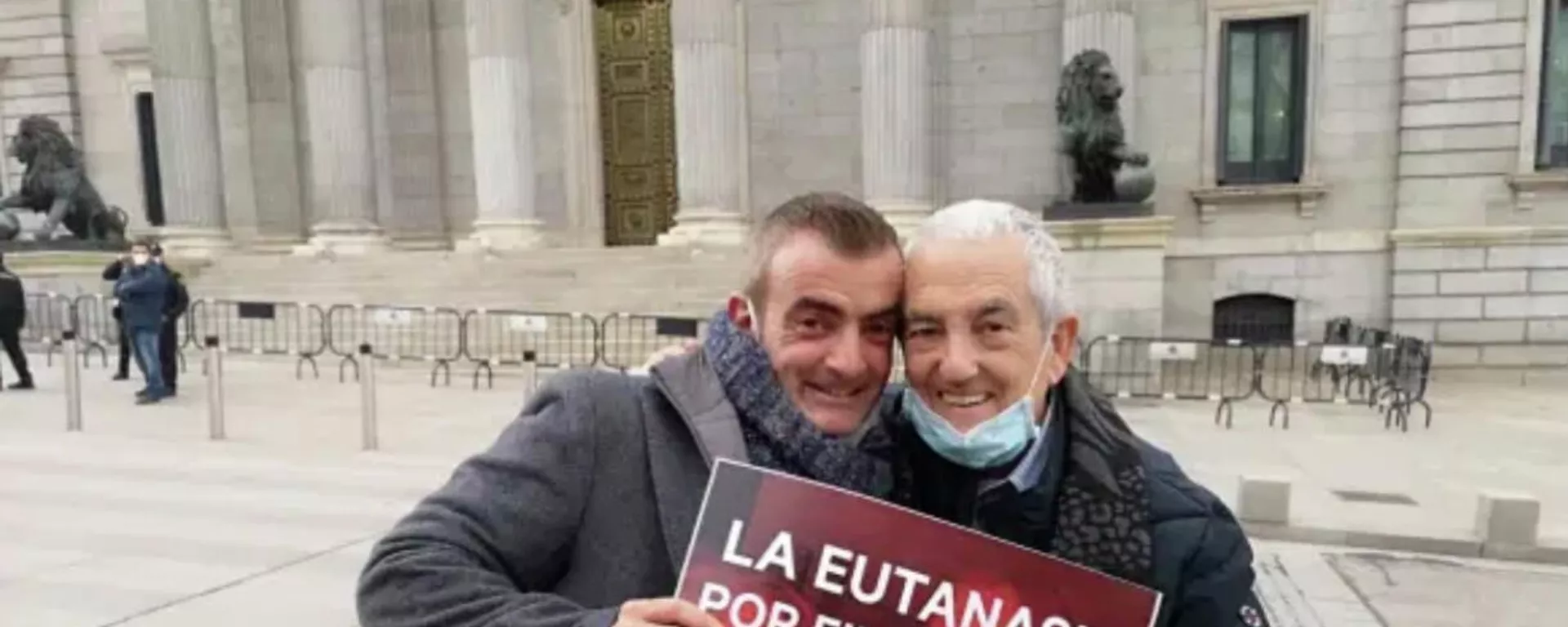 Txema Lorente y su hijo en la puerta del Congreso de los Diputados en Madrid Txema Lorente y su hijo en la puerta del Congreso de los Diputados en Madrid - Sputnik Mundo, 1920, 18.03.2021