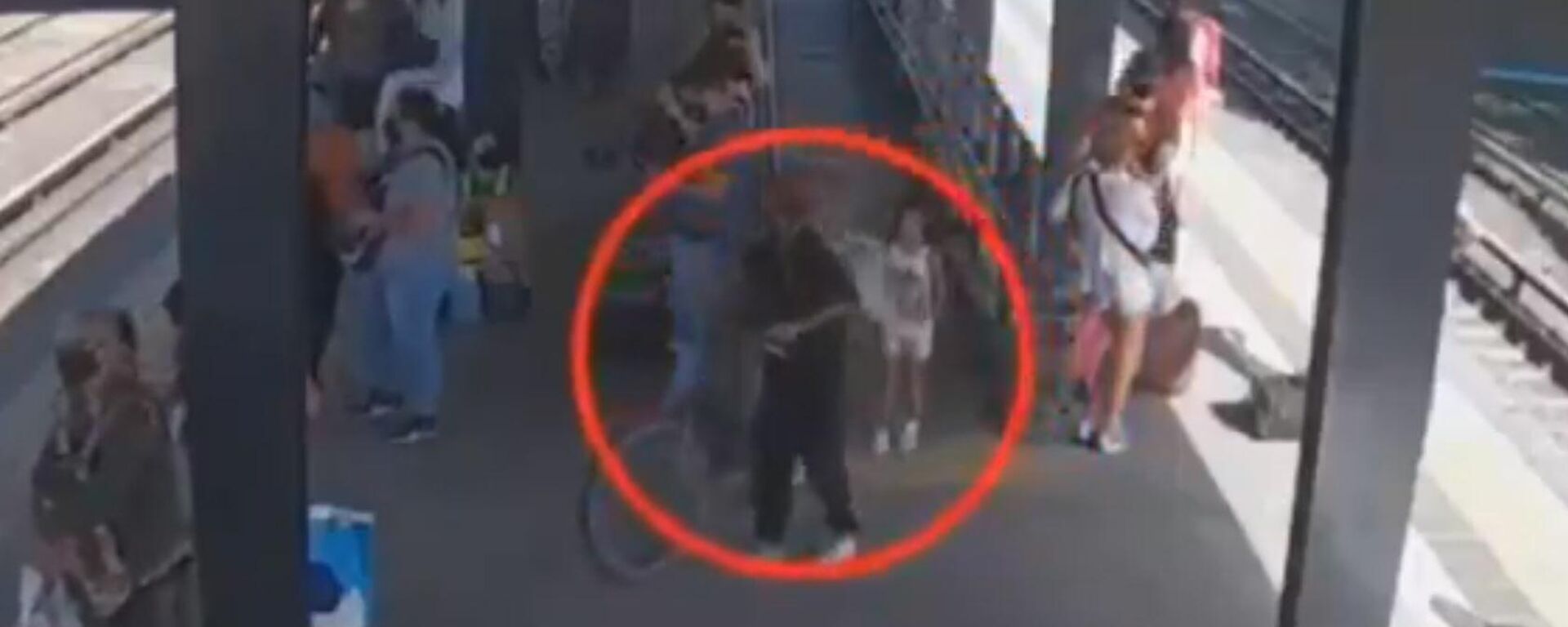 Una imagen de las cámaras de seguridad que muestra a Maia con su secuestrador - Sputnik Mundo, 1920, 19.03.2021