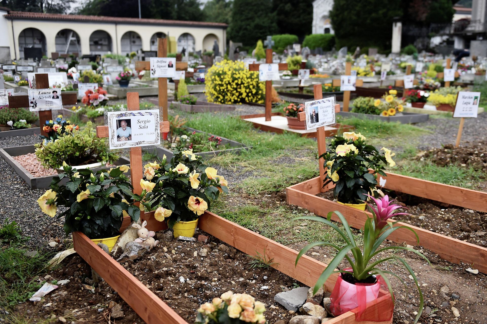 Tumbas de las víctimas del coronavirus en Italia en mayo 2020 - Sputnik Mundo, 1920, 18.03.2021