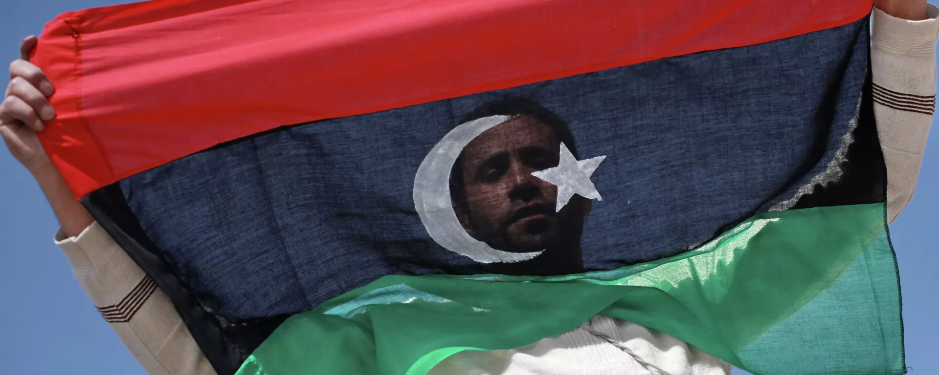 Un opositor con la bandera de Libia Un opositor con la bandera de Libia - Sputnik Mundo, 1920, 21.09.2021