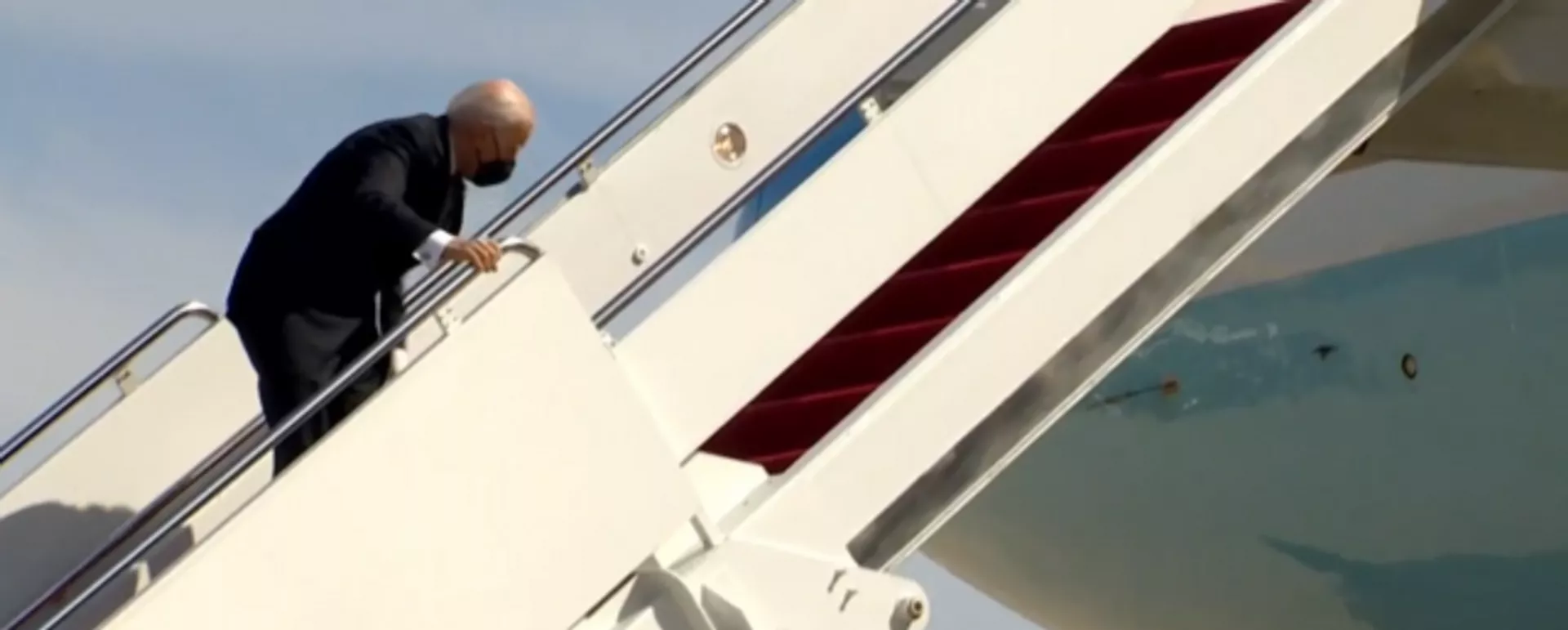Joe Biden tropieza al subir al avión presidencial Joe Biden tropieza al subir al avión presidencial - Sputnik Mundo, 1920, 19.03.2021