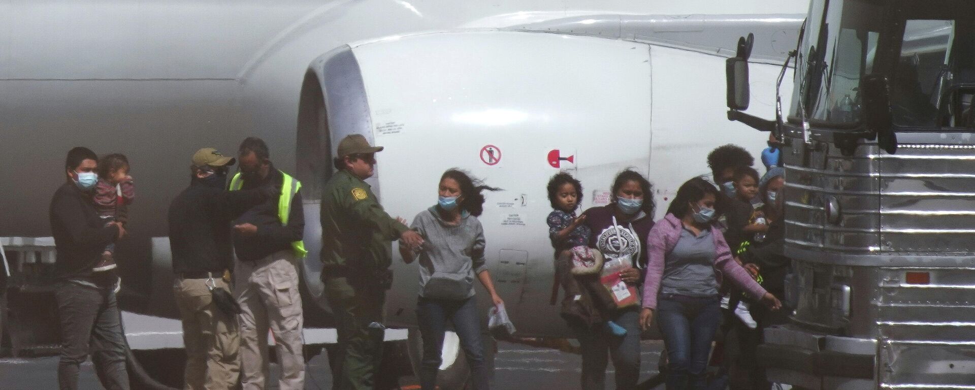 Migrantes llegan en un vuelo fletado a El Paso (Texas) para ser deportados (archivo) - Sputnik Mundo, 1920, 20.03.2021