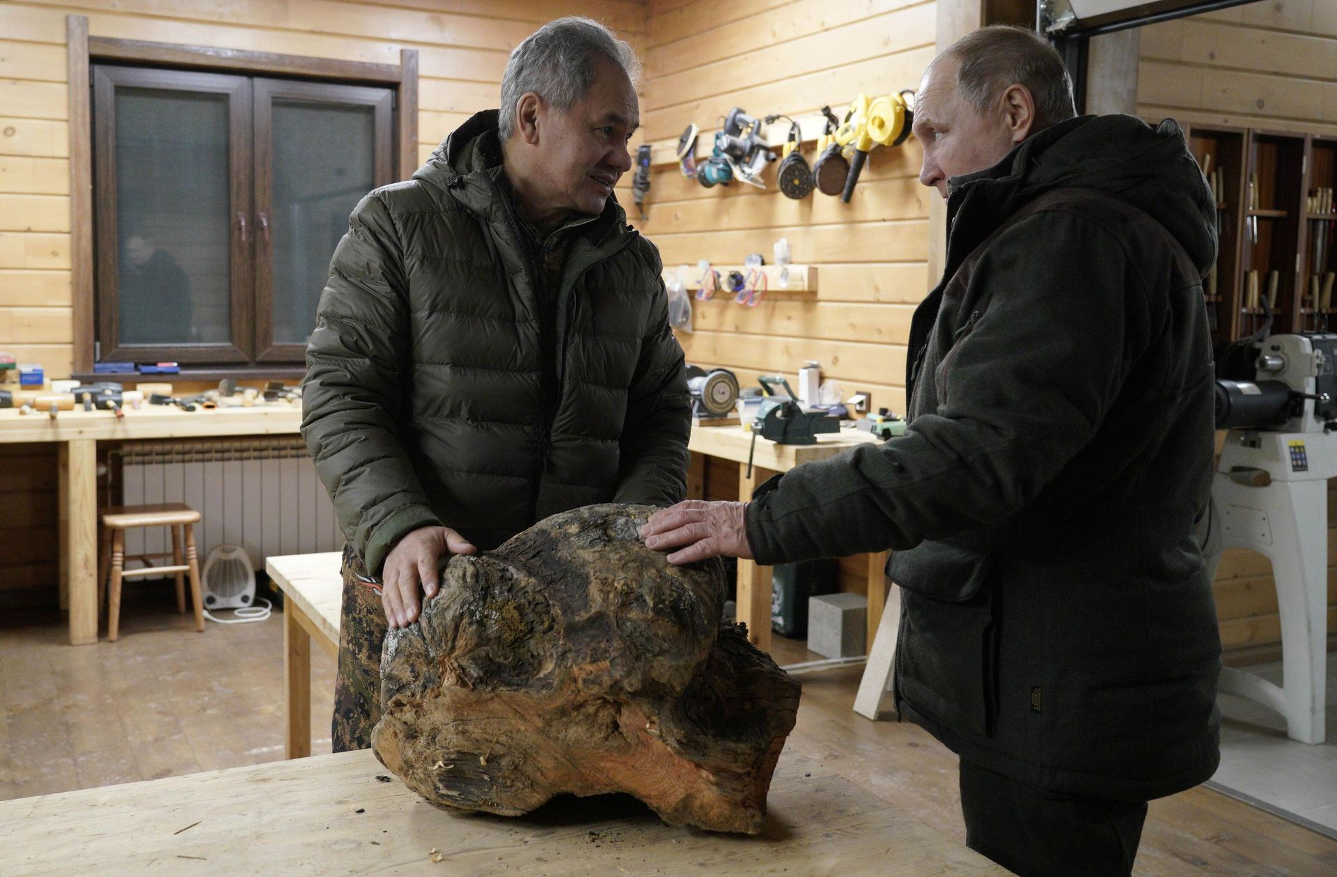 El ministro de Defensa ruso, Serguéi Shoigú, y el presidente de Rusia, Vladímir Putin, descansando en la taiga, el 21 de marzo de 2021 - Sputnik Mundo, 1920, 21.03.2021
