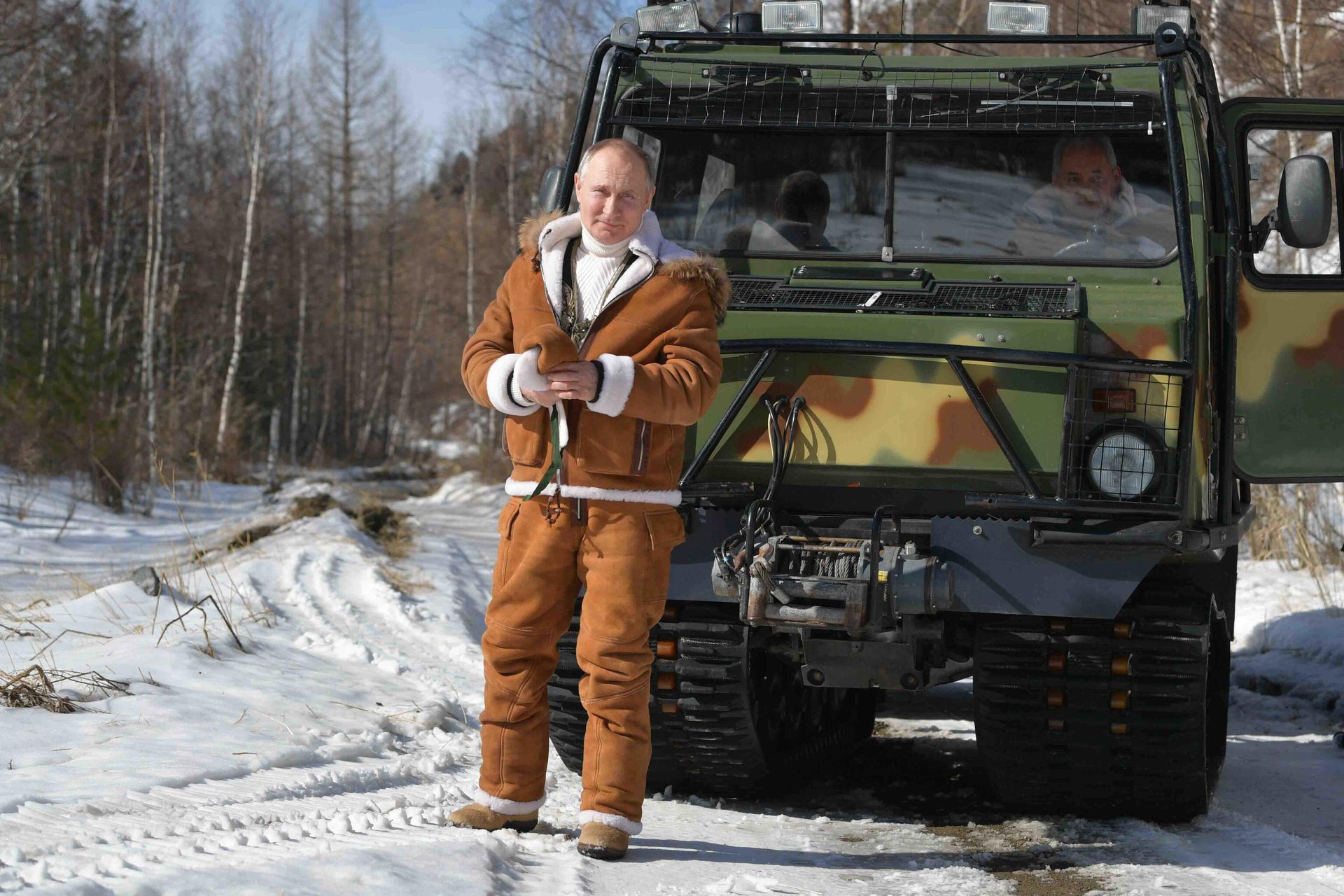 Vladímir Putin conduciendo el todoterreno con Serguéi Shoigú - Sputnik Mundo, 1920, 21.03.2021