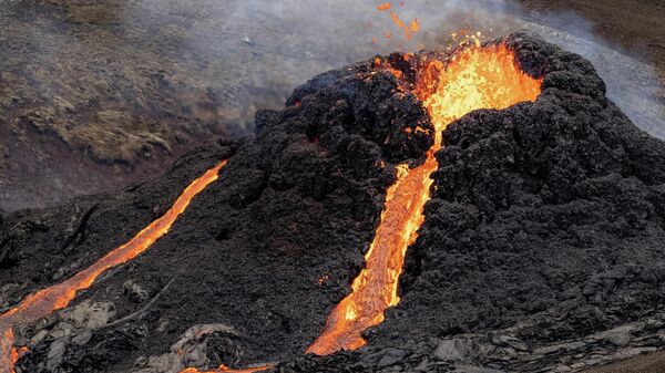 La erupción del volcán Fagradalsfjall en Islandia - Sputnik Mundo