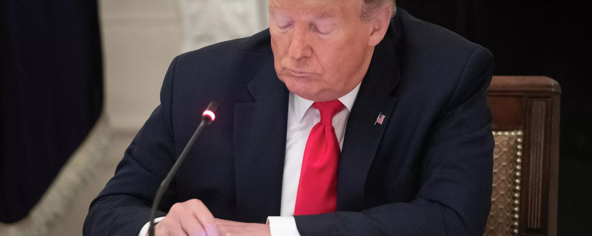 Donald Trump, expresidente de EEUU, con un teléfono móvil Donald Trump, expresidente de EEUU, con un teléfono móvil - Sputnik Mundo, 1920, 22.03.2021