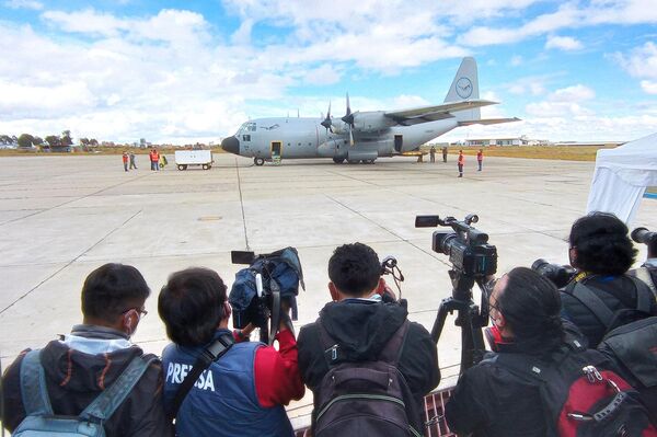 La llegada del primer lote de vacunas anti COVID-19 a Bolivia en el marco del mecanismo COVAX  - Sputnik Mundo
