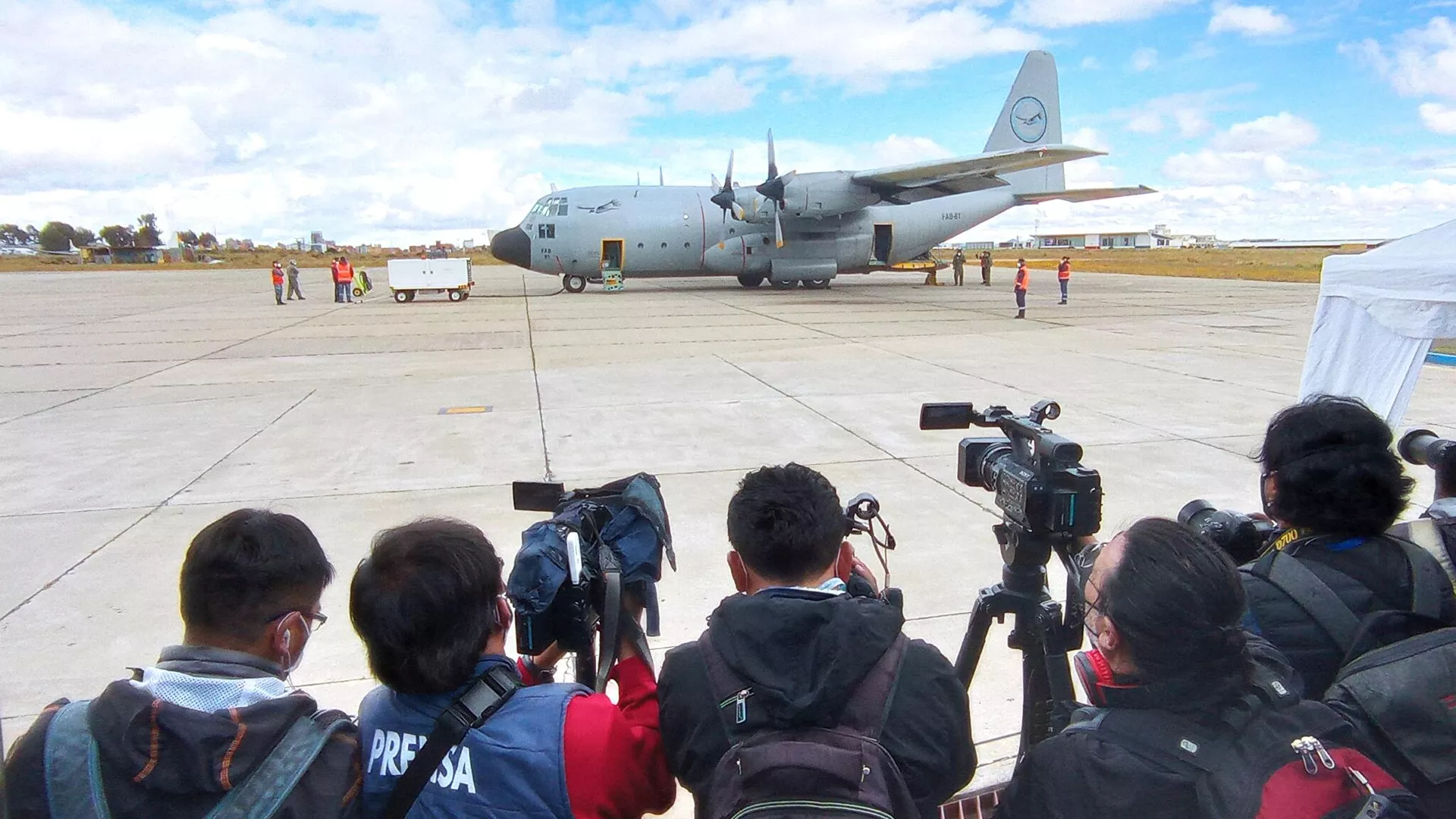 La llegada del primer lote de vacunas anti COVID-19 a Bolivia en el marco del mecanismo COVAX 