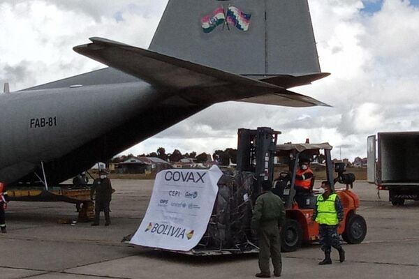 La llegada del primer lote de vacunas anti COVID-19 a Bolivia en el marco del mecanismo COVAX  - Sputnik Mundo