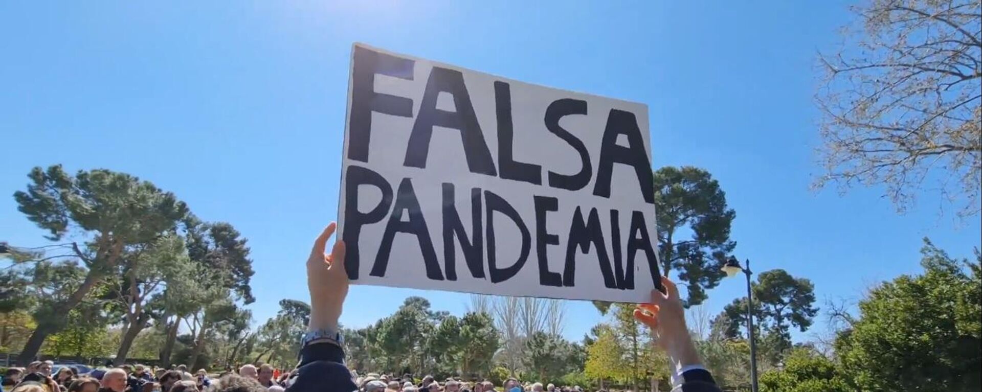 Manifestación negacionista en el parque del Retiro en Madrid - Sputnik Mundo, 1920, 02.06.2021