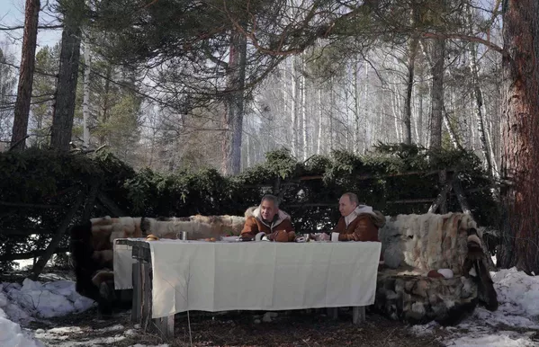 Como ya es tradición, el titular de la Defensa de Rusia, Serguéi Shoigú, acompañó al presidente en su viaje por Siberia. Como ya es tradición, el titular de la Defensa de Rusia, Serguéi Shoigú, acompañó al presidente en su viaje por Siberia. - Sputnik Mundo