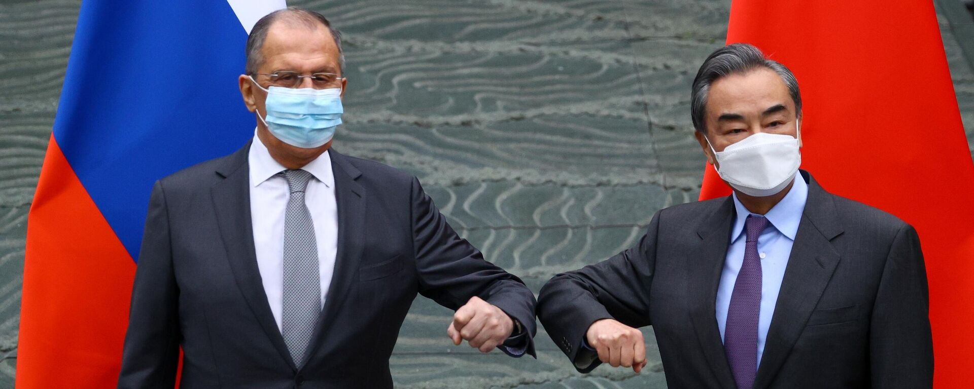 El canciller ruso, Serguéi Lavrov, y su homólogo chino, Wang Yi - Sputnik Mundo, 1920, 22.03.2021