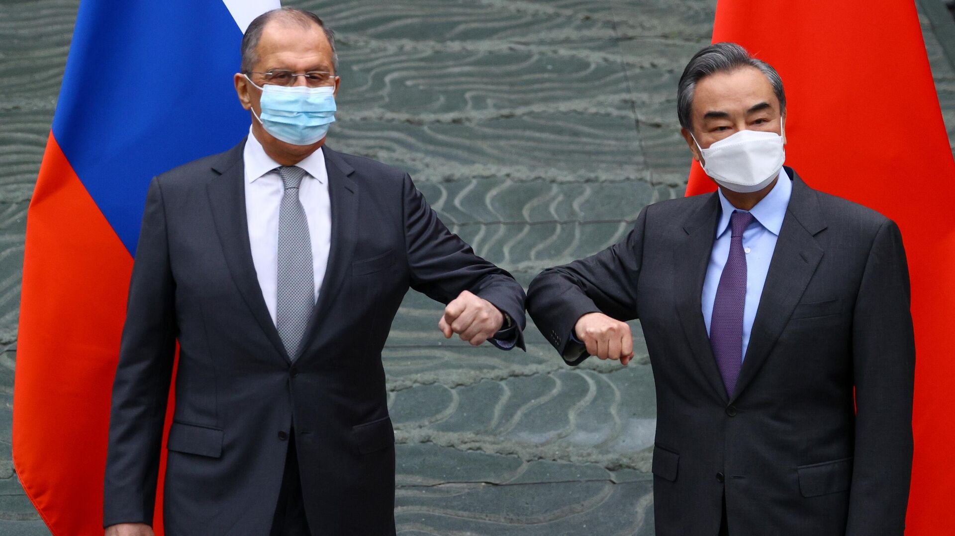 El canciller ruso, Serguéi Lavrov, y su homólogo chino, Wang Yi El canciller ruso, Serguéi Lavrov, y su homólogo chino, Wang Yi - Sputnik Mundo, 1920, 22.03.2021