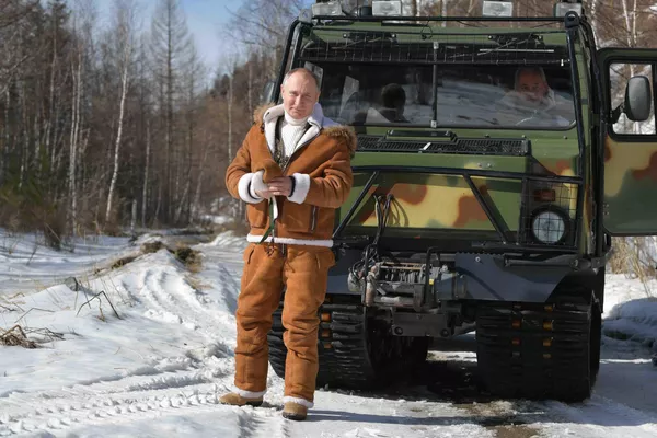 Luego, Putin y Shoigú salieron a caminar, cruzaron un puente colgante de madera y observaron a los animales de la fauna local a través de binoculares. Luego, Putin y Shoigú salieron a caminar, cruzaron un puente colgante de madera y observaron a los animales de la fauna local a través de binoculares. - Sputnik Mundo