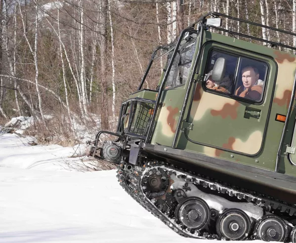 Durante su expedición por la taiga, Putin condujo un vehículo todoterreno sobre orugas. Shoigú le indicó el camino, ya que el área le es familiar. Durante su expedición por la taiga, Putin condujo un vehículo todoterreno sobre orugas. Shoigú le indicó el camino, ya que el área le es familiar. - Sputnik Mundo
