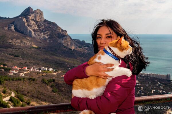 Así nos despedimos con Móstik, con un fuerte abrazo y contemplando una increíble vista de la península después de haber ascendido por una carretera empinada unos 500 metros y haber recorrido los lugares más interesantes que hay en Crimea. - Sputnik Mundo