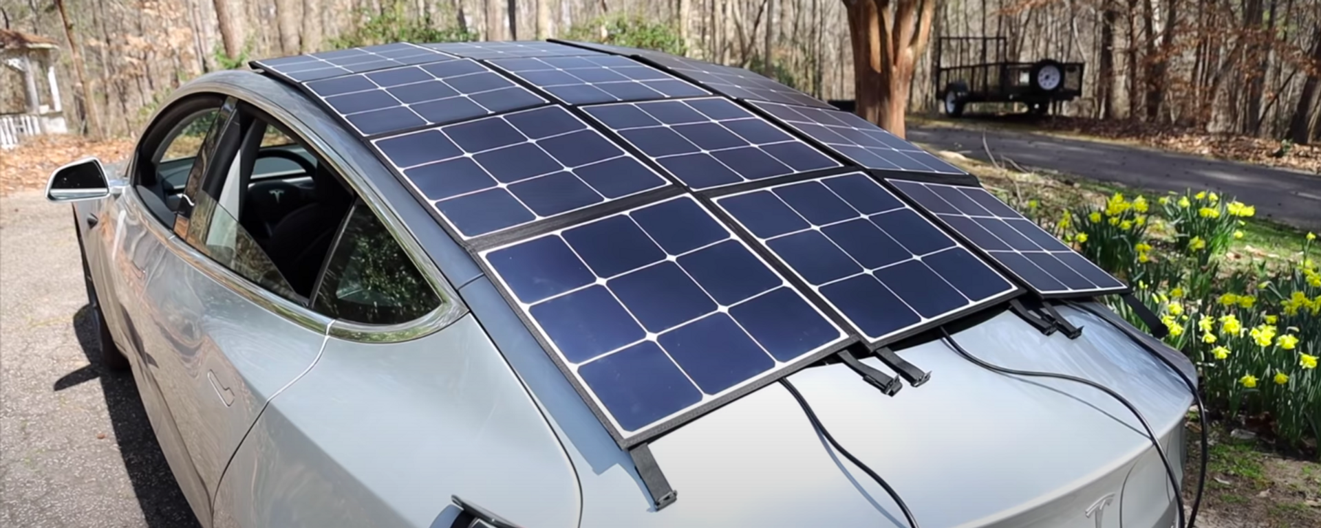 Un hombre intenta recargar un Tesla con paneles solares portables - Sputnik Mundo, 1920, 22.03.2021