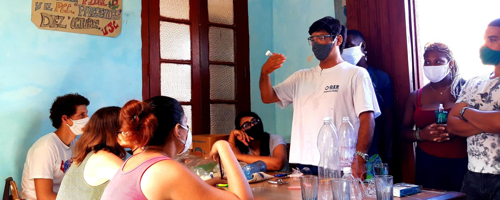 El diseñador Jorge Luis de La Fuente imparte talleres para la difusión del método y molde empleados en la creación de los protectores faciales. - Sputnik Mundo, 1920, 22.03.2021