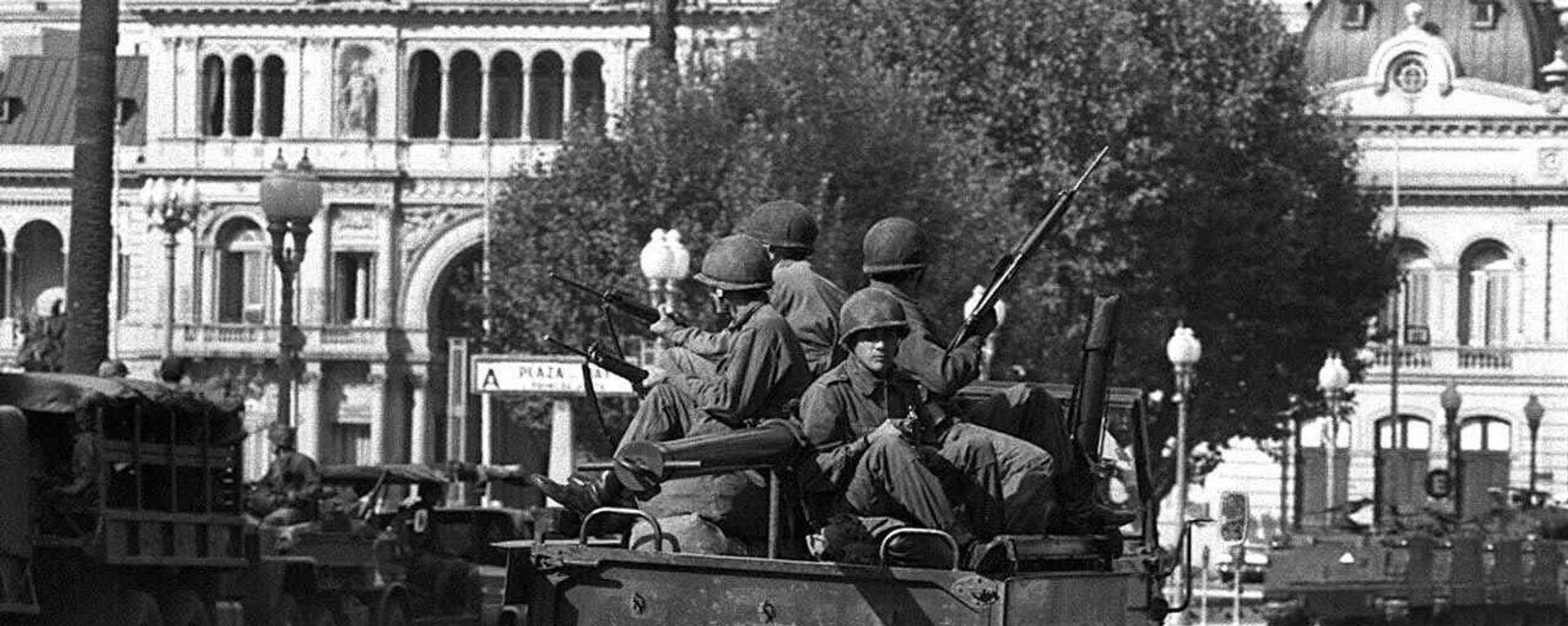 Soldados del ejército patrullan la Plaza de Mayo de Buenos Aires el 24 de marzo de 1976 - Sputnik Mundo, 1920, 24.03.2021