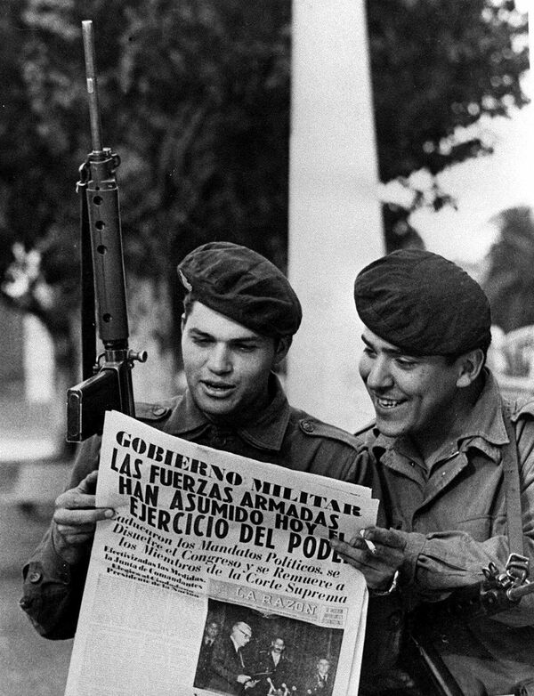 Dos soldados del ejército leen un periódico en la Plaza de Mayo de Buenos Aires después del golpe de Estado de Jorge Rafael Videla - Sputnik Mundo