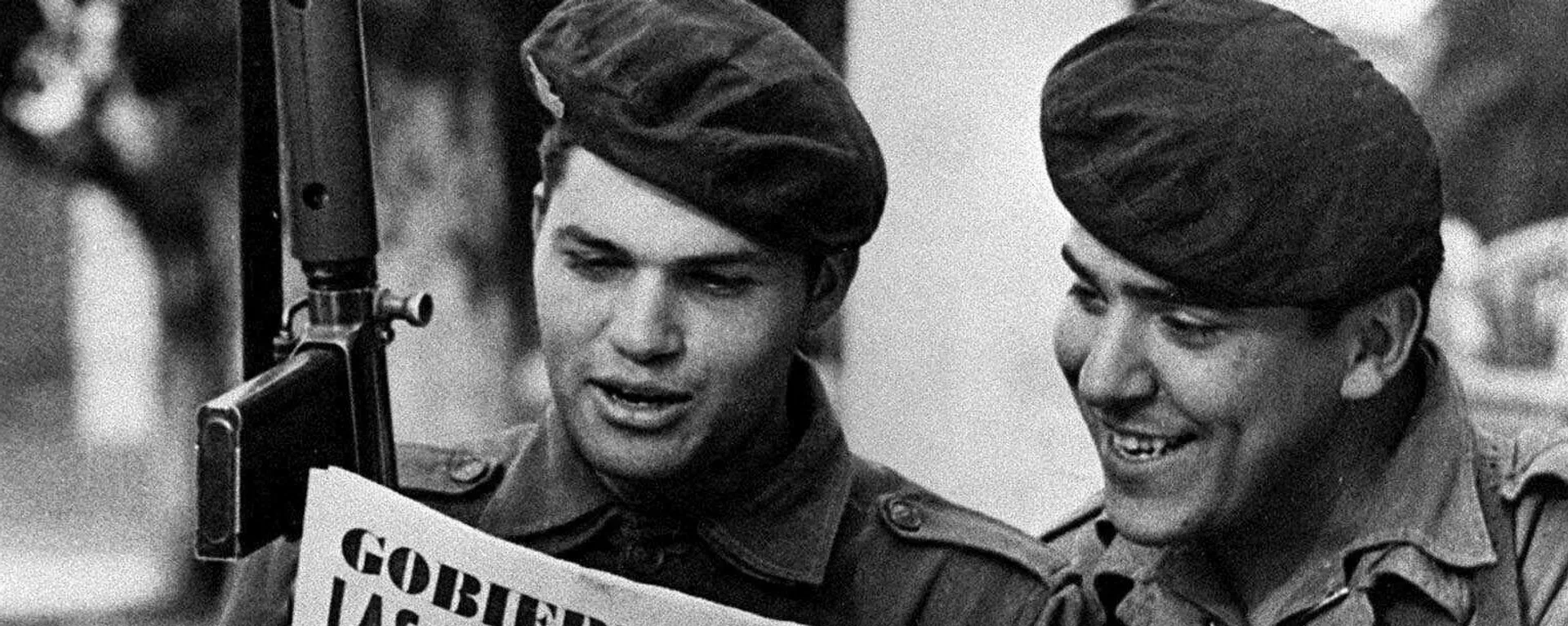 Dos soldados del ejército leen un periódico en la Plaza de Mayo de Buenos Aires después del golpe de Estado de Jorge Rafael Videla Dos soldados del ejército leen un periódico en la Plaza de Mayo de Buenos Aires después del golpe de Estado de Jorge Rafael Videla - Sputnik Mundo, 1920, 14.07.2021