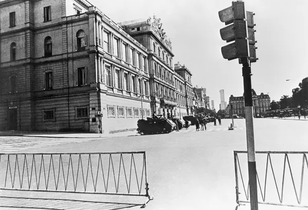 Soldados armados frente al Palacio de Gobierno de Buenos Aires, el 24 de marzo de 1976
