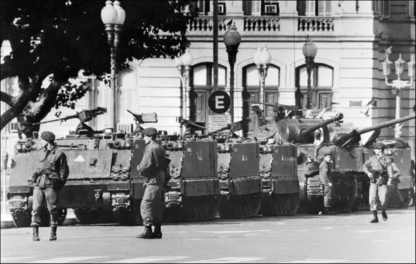 Tanques y soldados frente al Palacio de Gobierno en Buenos Aires, el 24 de marzo de 1976