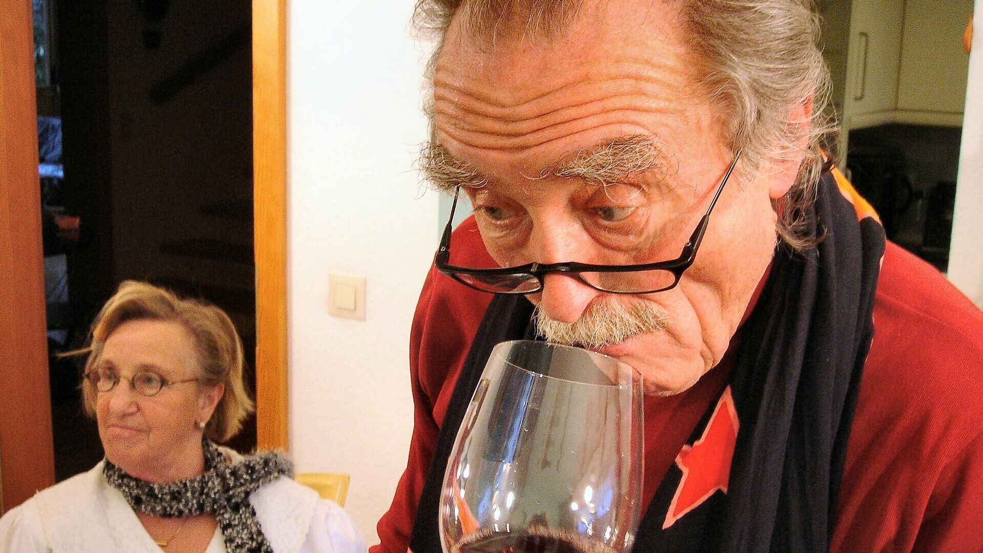 Un hombre oliendo vino Un hombre oliendo vino - Sputnik Mundo, 1920, 23.03.2021