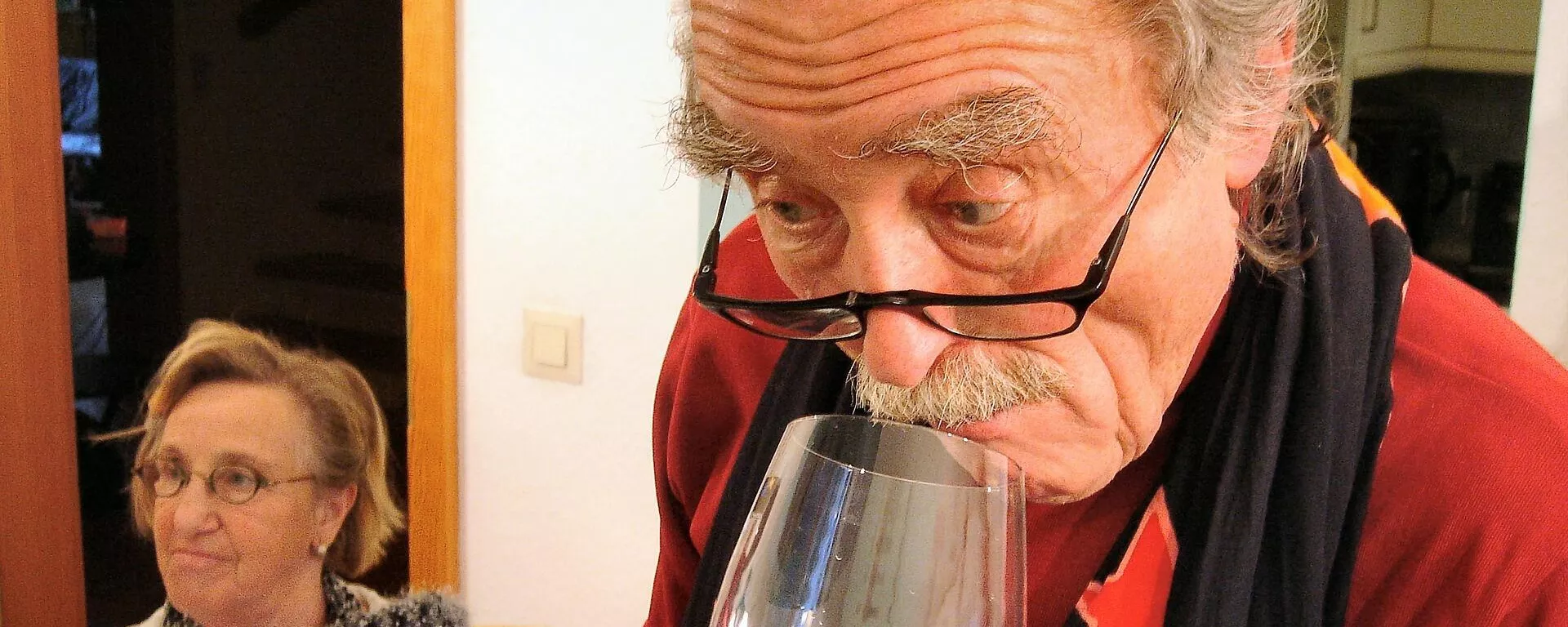 Un hombre oliendo vino - Sputnik Mundo, 1920, 23.03.2021