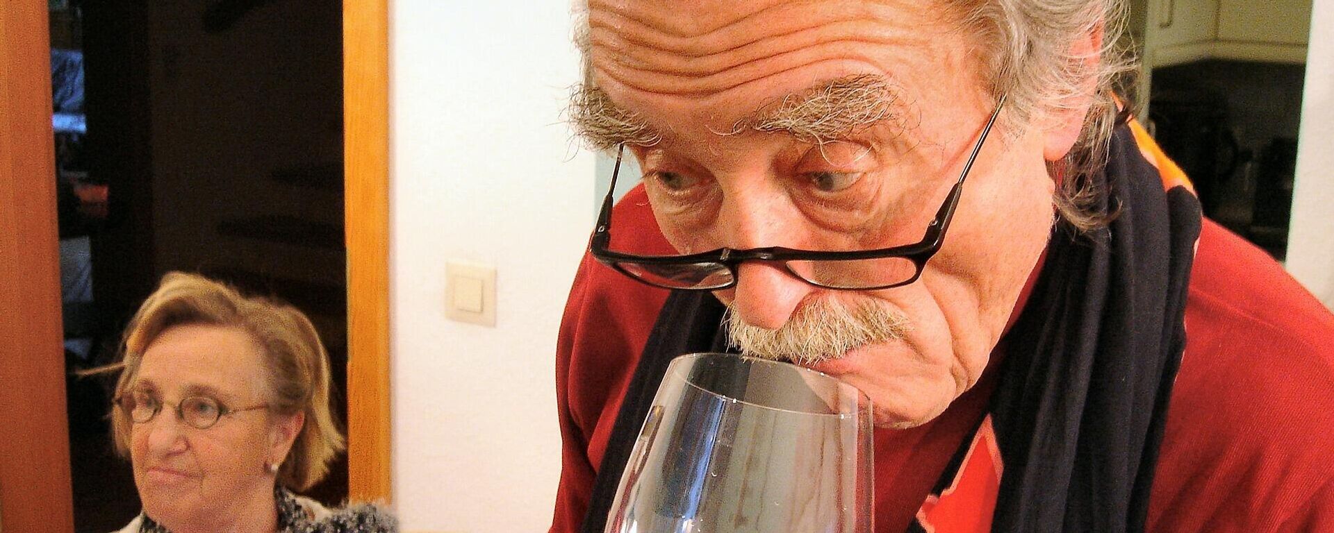 Un hombre oliendo vino - Sputnik Mundo, 1920, 23.03.2021