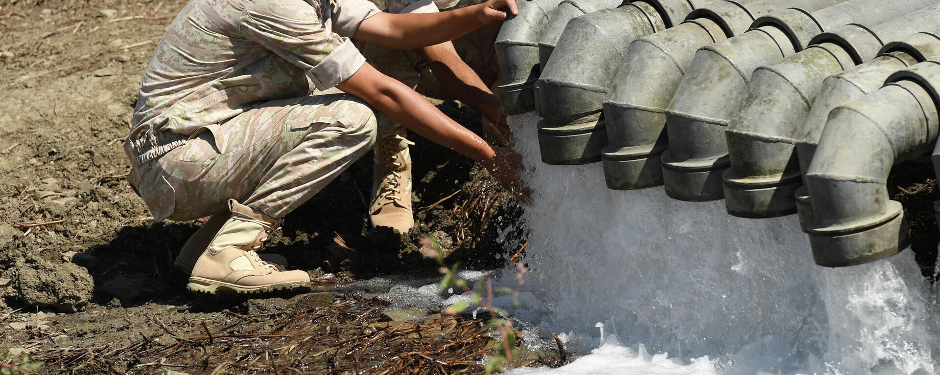 Soldados llevan el embalse de Simferópol con agua - Sputnik Mundo, 1920, 24.03.2021