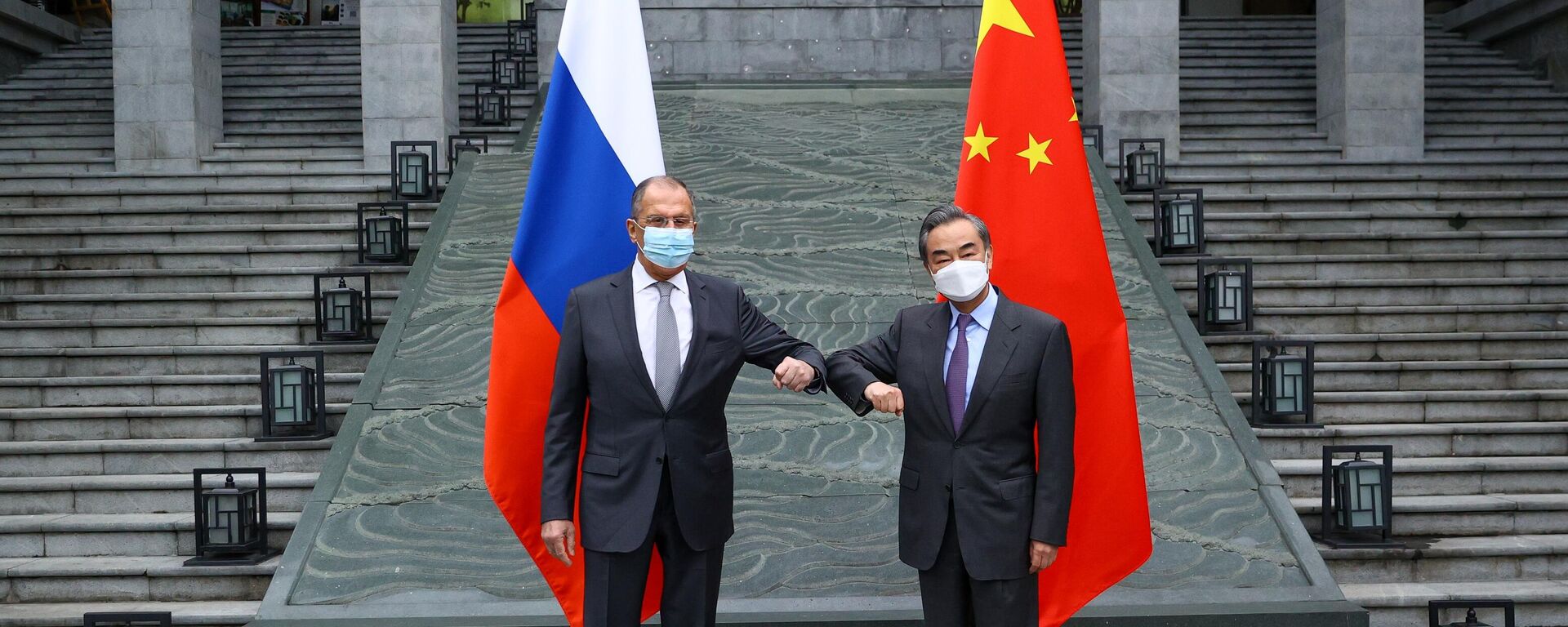 El canciller ruso, Serguéi Lavrov, y su homólogo chino, Wang Yi - Sputnik Mundo, 1920, 24.03.2021