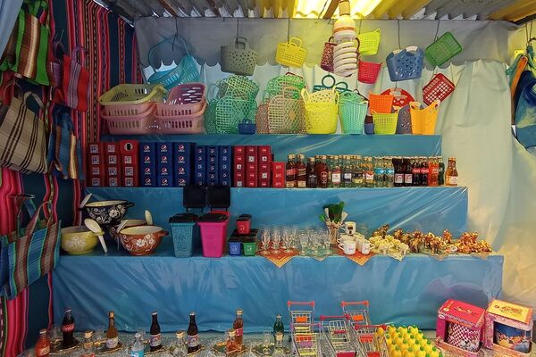 Puesto de artesanías en la Feria de Alasitas - Sputnik Mundo