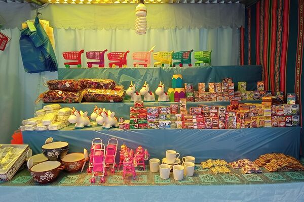 Puesto de artesanías en la Feria de Alasitas - Sputnik Mundo