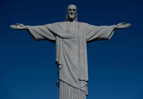 El monumento de 38 metros de altura —de los cuales 8 son de su base y 30 de la propia estatua— fue inaugurado oficialmente el 12 de octubre de 1931.En la foto: uno de los miembros del equipo de restauración del Cristo Redentor baja por la lateral de la estatua. El monumento de 38 metros de altura —de los cuales 8 son de su base y 30 de la propia estatua— fue inaugurado oficialmente el 12 de octubre de 1931.En la foto: uno de los miembros del equipo de restauración del Cristo Redentor baja por la lateral de la estatua. - Sputnik Mundo