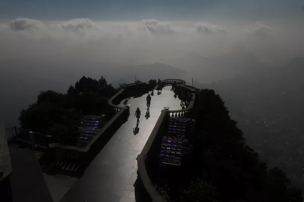 La estatua del Cristo Redentor es una de las principales atracciones turísticas de Brasil. Antes de la pandemia de COVID-19, recibía a casi dos millones de turistas anualmente.En la foto: personas visitan el Cristo Redentor, durante su restauración La estatua del Cristo Redentor es una de las principales atracciones turísticas de Brasil. Antes de la pandemia de COVID-19, recibía a casi dos millones de turistas anualmente.En la foto: personas visitan el Cristo Redentor, durante su restauración - Sputnik Mundo