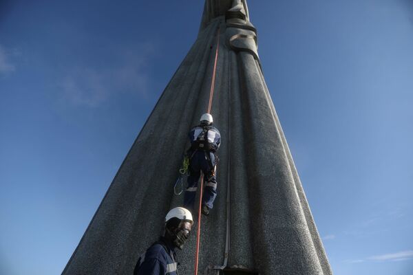 El objetivo del plan de restauración del Cristo Redentor, iniciado el pasado octubre, es identificar los factores que ponen en riesgo la integridad del monumento, así como desarrollar iniciativas para su tratamiento preventivo.En la foto: unos miembros del equipo de restauración del Cristo Redentor escalan la estatua. - Sputnik Mundo