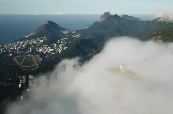 La estatua se encuentra en la cima del Cerro del Corcovado, en Río de Janeiro, a 710 metros sobre el nivel del mar.En la foto: la estatua del Cristo Redentor entre nubes, durante su restauración. La estatua se encuentra en la cima del Cerro del Corcovado, en Río de Janeiro, a 710 metros sobre el nivel del mar.En la foto: la estatua del Cristo Redentor entre nubes, durante su restauración. - Sputnik Mundo