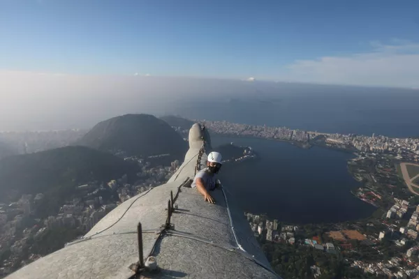 Los daños más significativos en el monumento se detectaron en el dedo medio de una de las manos, la cabeza y la base de la estatua.En la foto: la arquitecta responsable de la restauración del Cristo Redentor verifica una de las manos de la estatua. Los daños más significativos en el monumento se detectaron en el dedo medio de una de las manos, la cabeza y la base de la estatua.En la foto: la arquitecta responsable de la restauración del Cristo Redentor verifica una de las manos de la estatua. - Sputnik Mundo